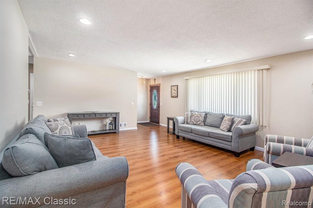 558 Ridge Road Walled Lake, MI 48390 - Photo 5 of 27