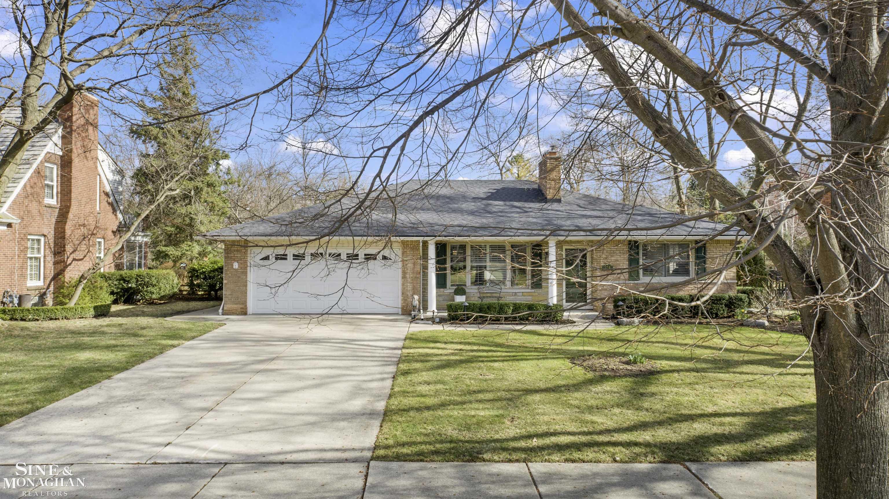 520 Roslyn Road Grosse Pointe Woods, MI 48236 - Photo 1 of 55