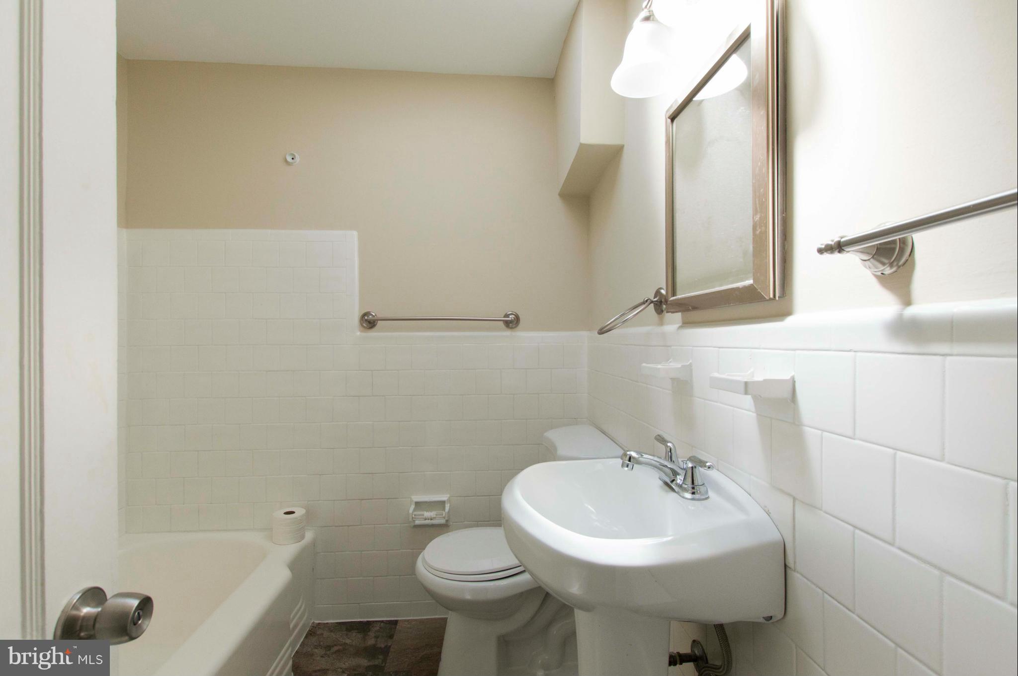 3546 Benzinger Road Baltimore, MD 21229 - Photo 18 of 30 Upper Bath