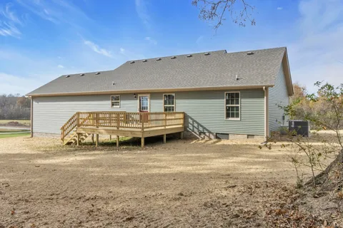 a view of a house with backyard