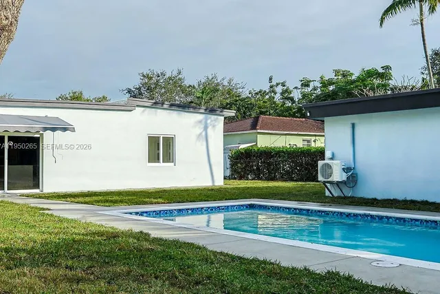 a view of a backyard