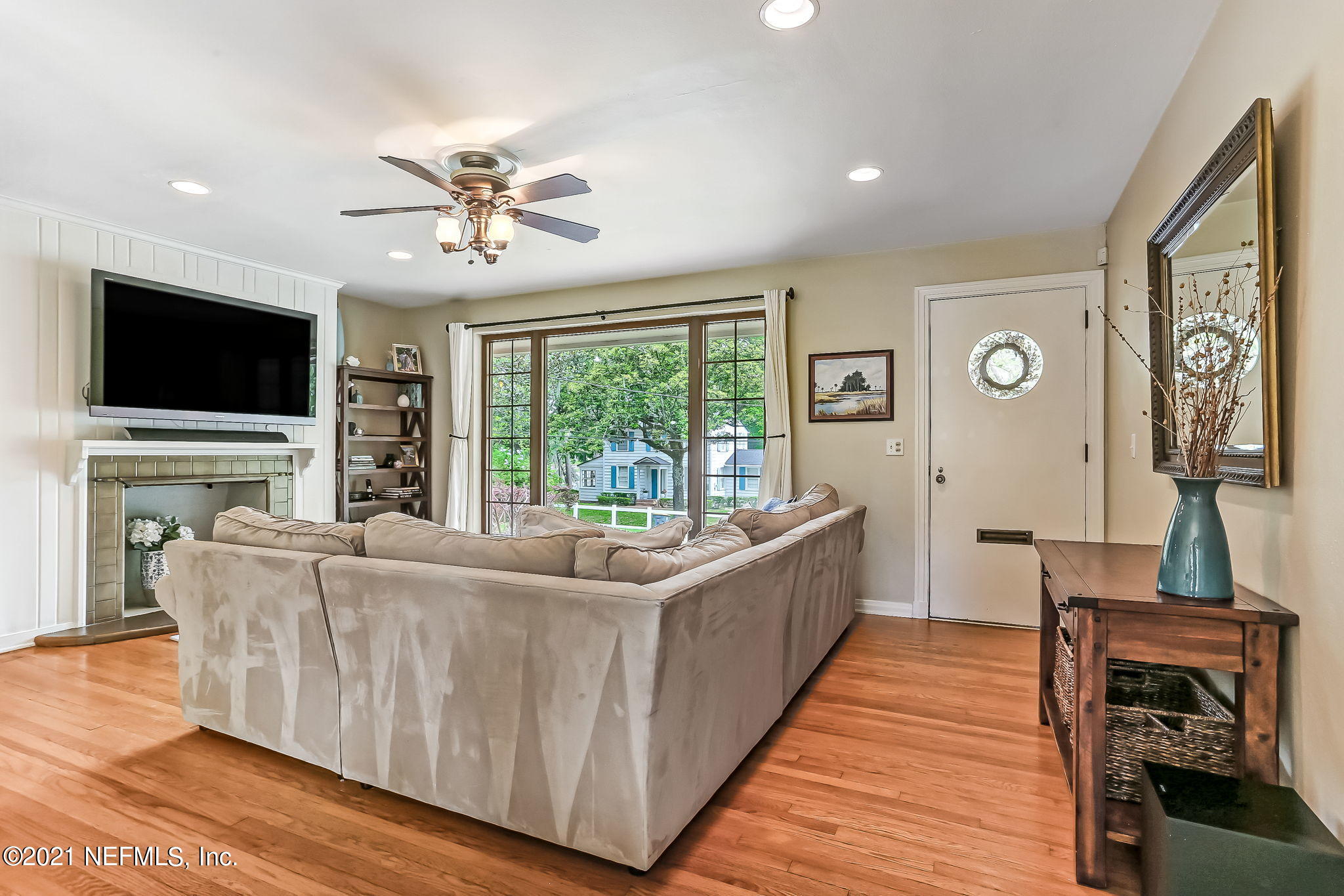 1516 Lorimier Road Jacksonville, FL 32207 - Photo 6 of 41 Living room area