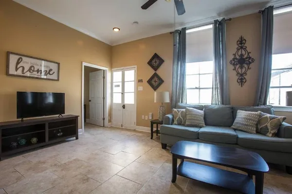 $1,700 | 512 Pelican Avenue, Unit B, New Orleans, LA 70114