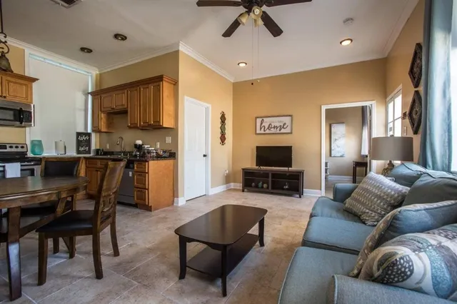 $1,700 | 512 Pelican Avenue, Unit B, New Orleans, LA 70114