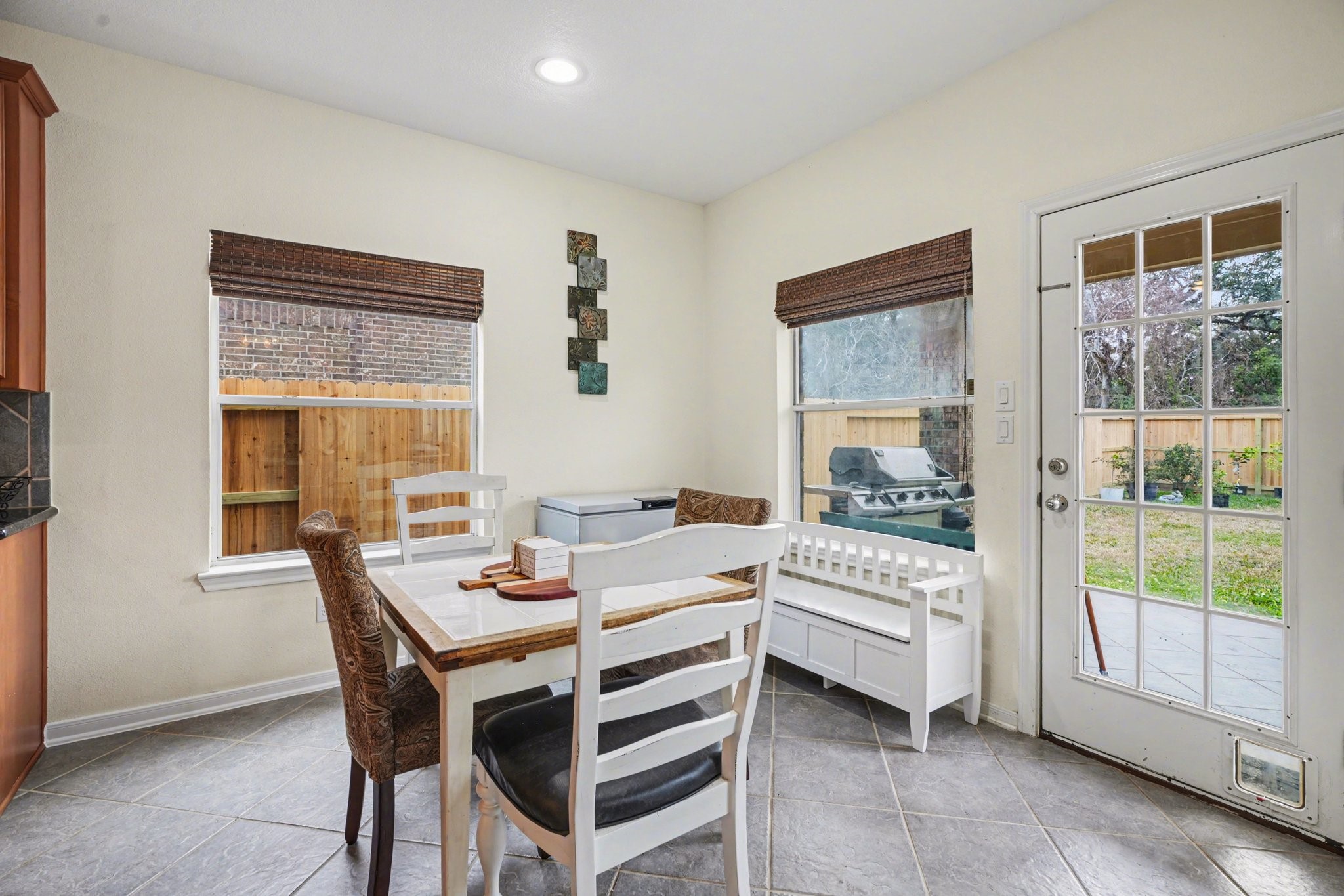 806 Dawn Ridge Way Seabrook, TX 77586 - Photo 9 of 39 BREAKFAST ROOM WITH ACCESS TO THE COVERED PATIO.