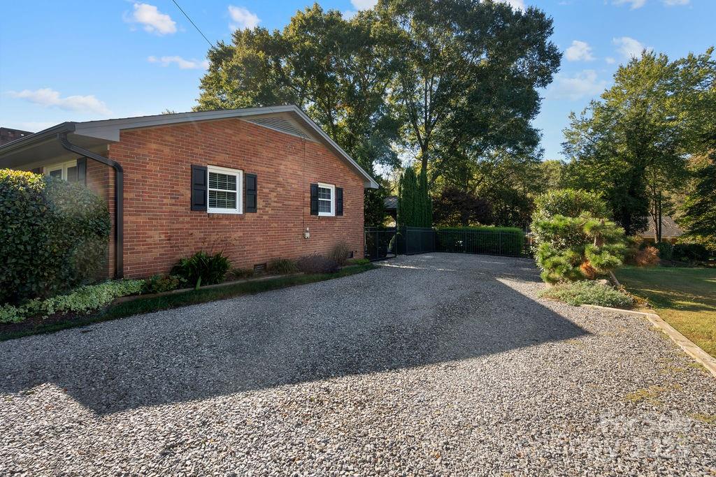 403 West Lewis Road Dallas, NC 28034 - Photo 8 of 40 Gallery Image 8