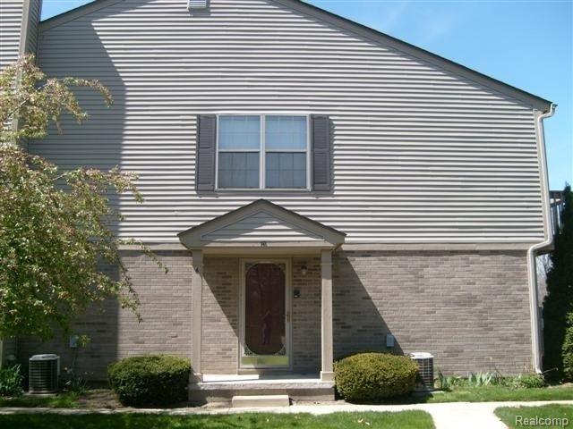 10 Pine Tree Ridge Waterford, MI 48327 - Photo 1 of 7 Front