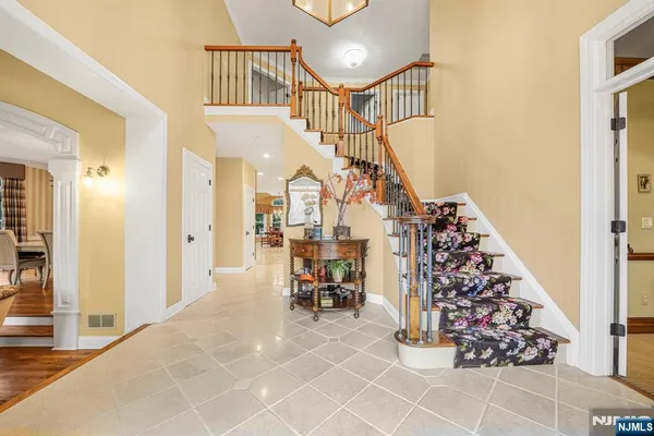a view of entryway with livingroom