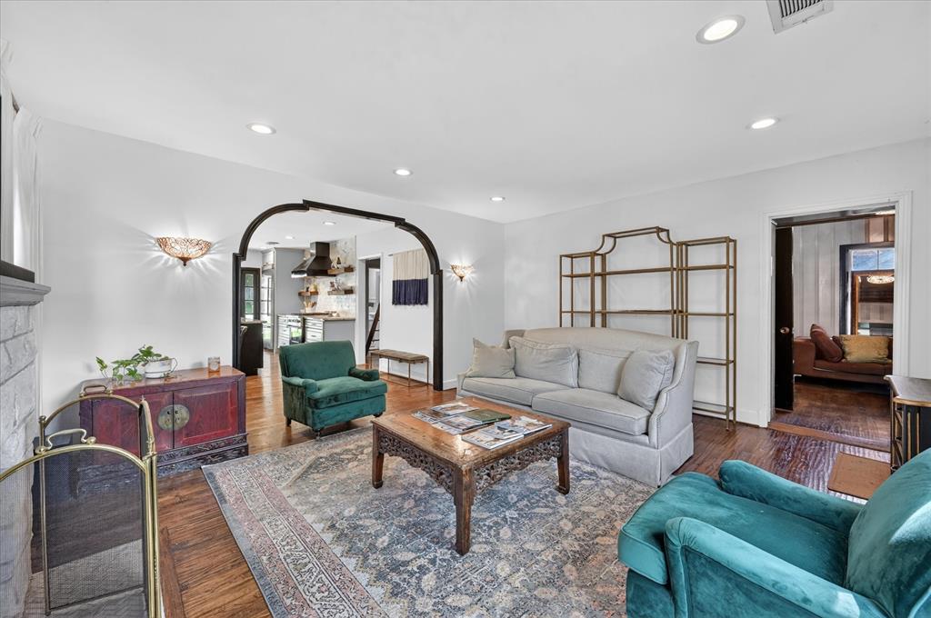304 Appian Way Dallas, TX 75216 - Photo 2 of 21