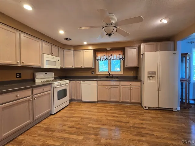 $299,900 | 4777 Glencrest Avenue, Clay, NY 13088