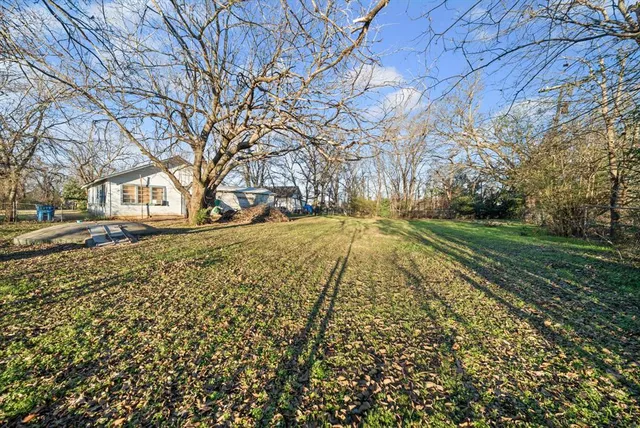 a view of yard with tree