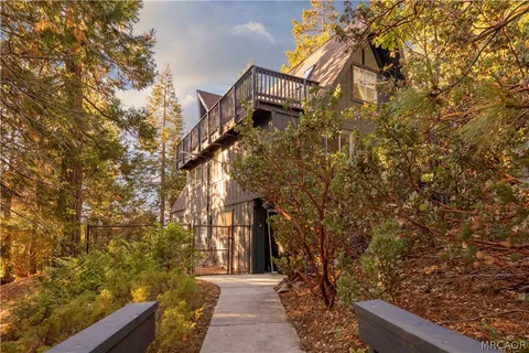 $875,000 | 399 Rainier Road, Lake Arrowhead, CA 92352