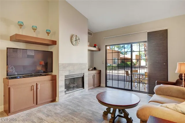 $1,895 | 2851 South Valley View Boulevard, Unit 1016, Las Vegas, NV 89102