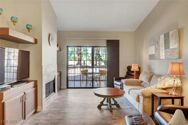 $1,895 | 2851 South Valley View Boulevard, Unit 1016, Las Vegas, NV 89102