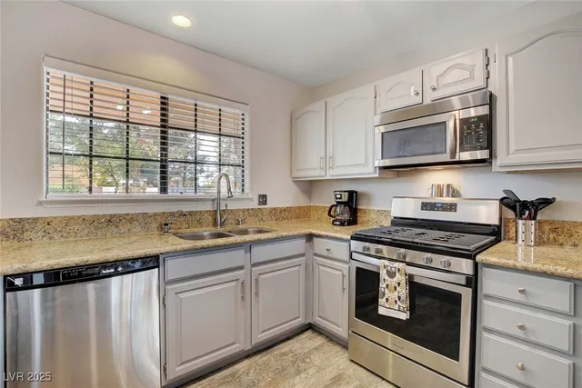 $1,895 | 2851 South Valley View Boulevard, Unit 1016, Las Vegas, NV 89102