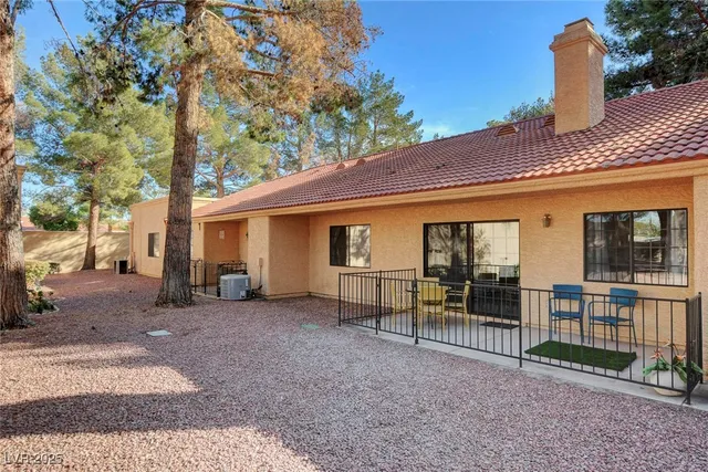 $1,895 | 2851 South Valley View Boulevard, Unit 1016, Las Vegas, NV 89102