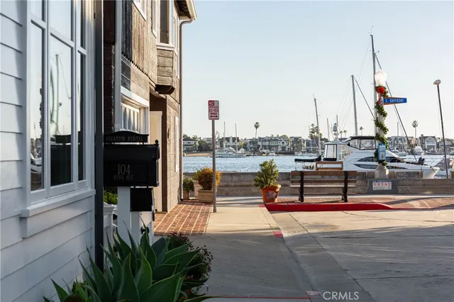 $3,695,000 | 104 Onyx Avenue, Newport Beach, CA 92662