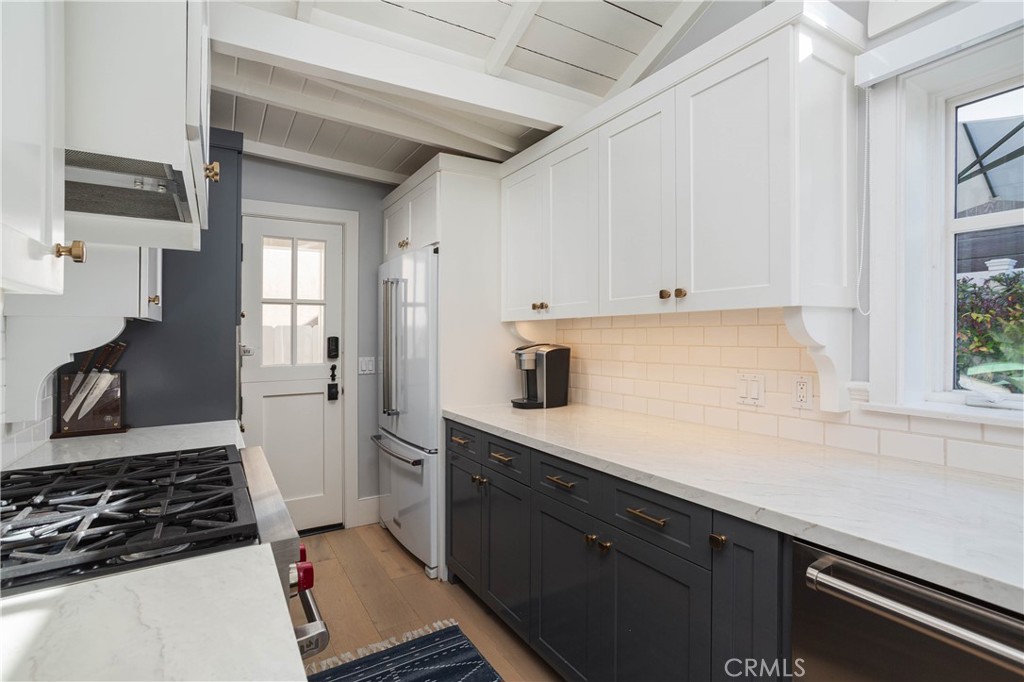 104 Onyx Avenue Newport Beach, CA 92662 - Photo 7 of 34