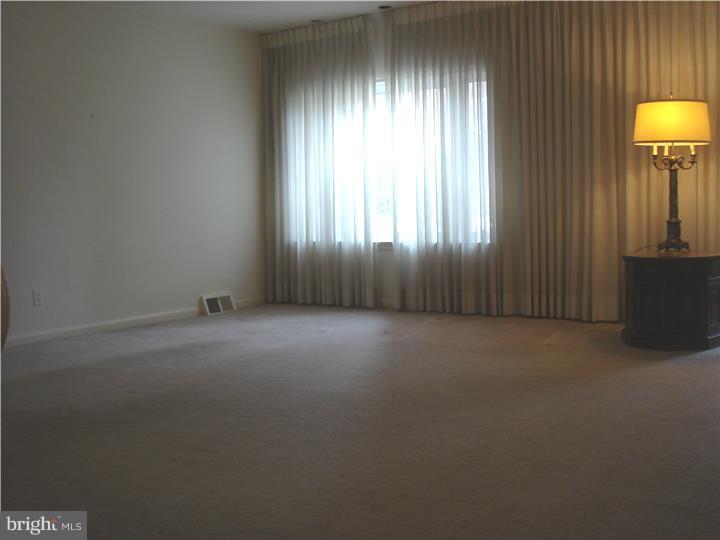 2705 East Country Club Road Philadelphia, PA 19131 - Photo 2 of 19 Living Room