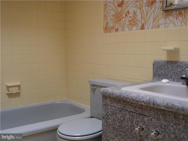 2705 East Country Club Road Philadelphia, PA 19131 - Photo 11 of 19 Bathroom