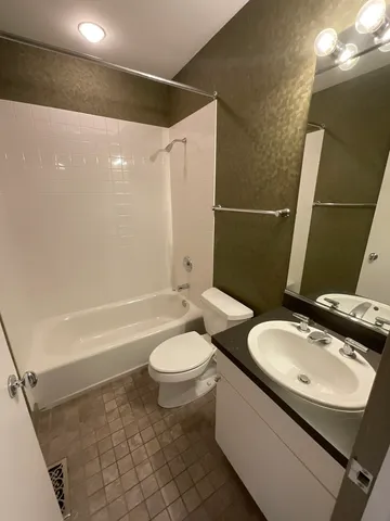 $750,000 | 1221 West Cottage Place, Chicago, IL 60607