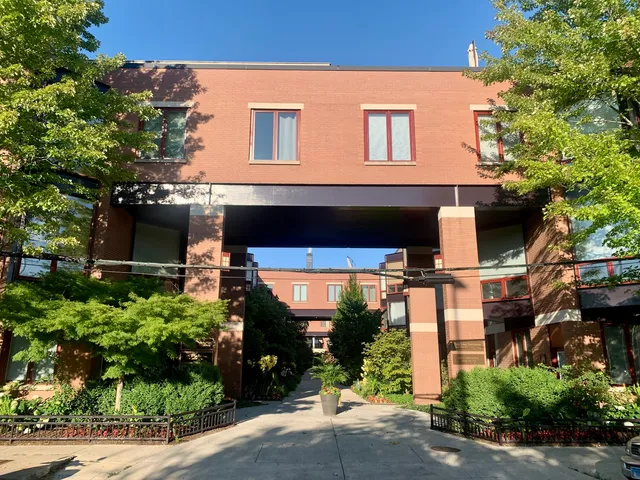 $750,000 | 1221 West Cottage Place, Chicago, IL 60607