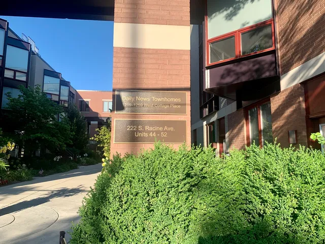 $750,000 | 1221 West Cottage Place, Chicago, IL 60607