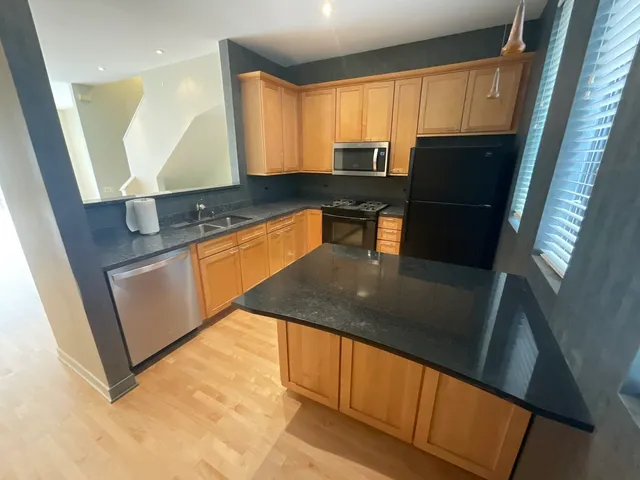 $750,000 | 1221 West Cottage Place, Chicago, IL 60607