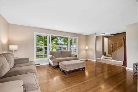 $575,000 | 919 East Ironwood Drive, Mount Prospect, IL 60056