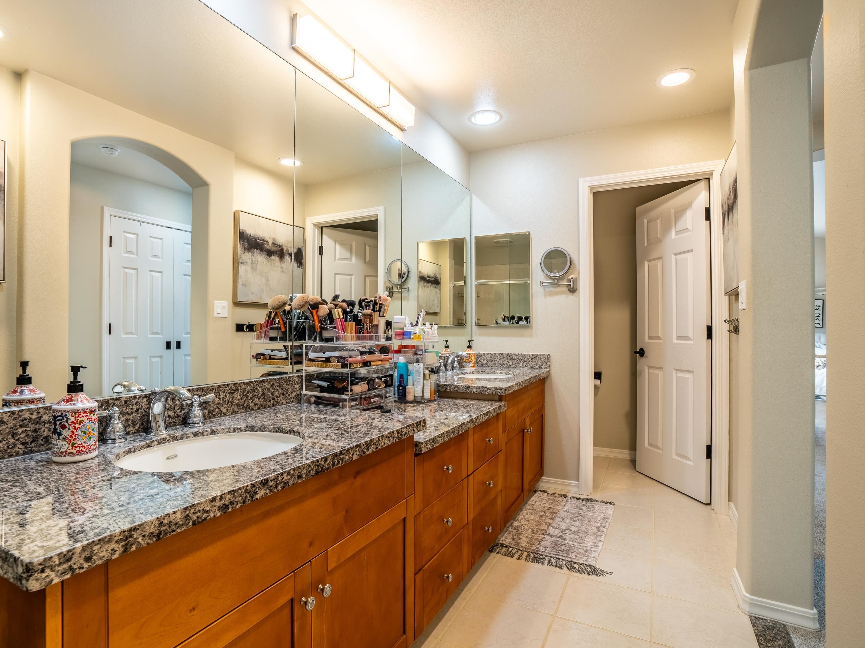 42 Maunaleo Place Wailuku, HI 96793 - Photo 21 of 36 a bathroom with a sink double vanity granite tub shower and a mirror