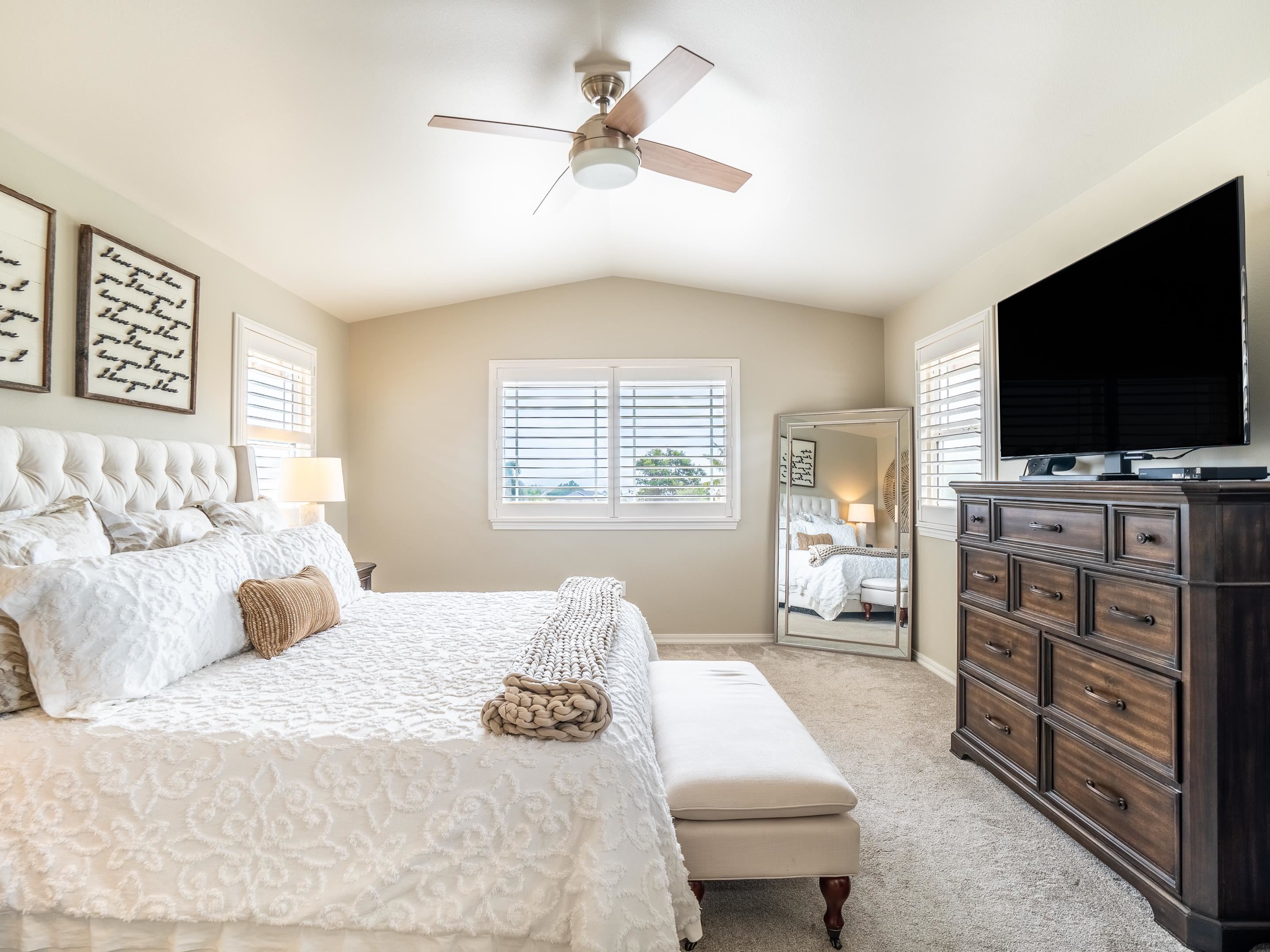 42 Maunaleo Place Wailuku, HI 96793 - Photo 22 of 36 a bedroom with a bed and a flat screen tv