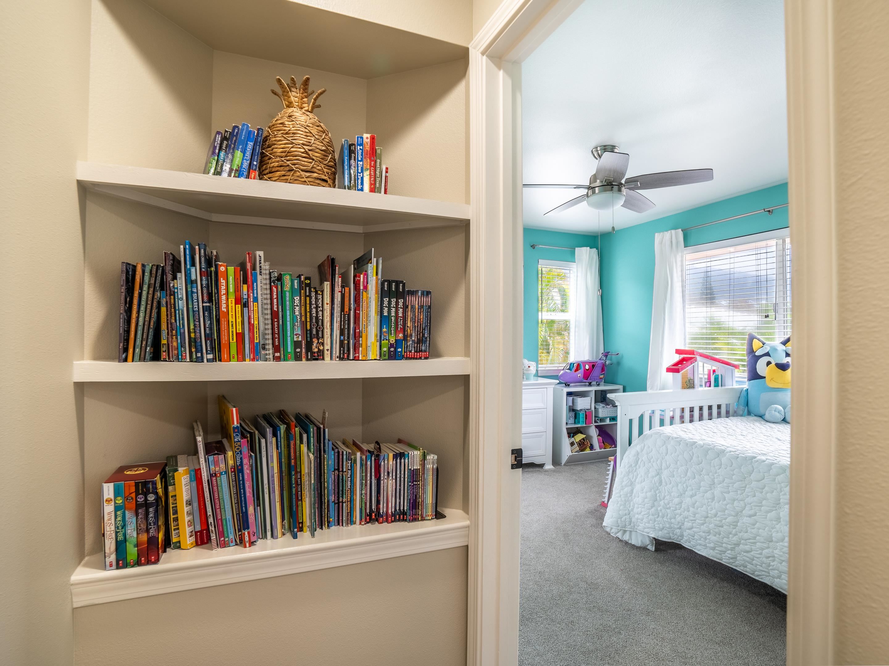 42 Maunaleo Place Wailuku, HI 96793 - Photo 27 of 36 a living room with lots of books
