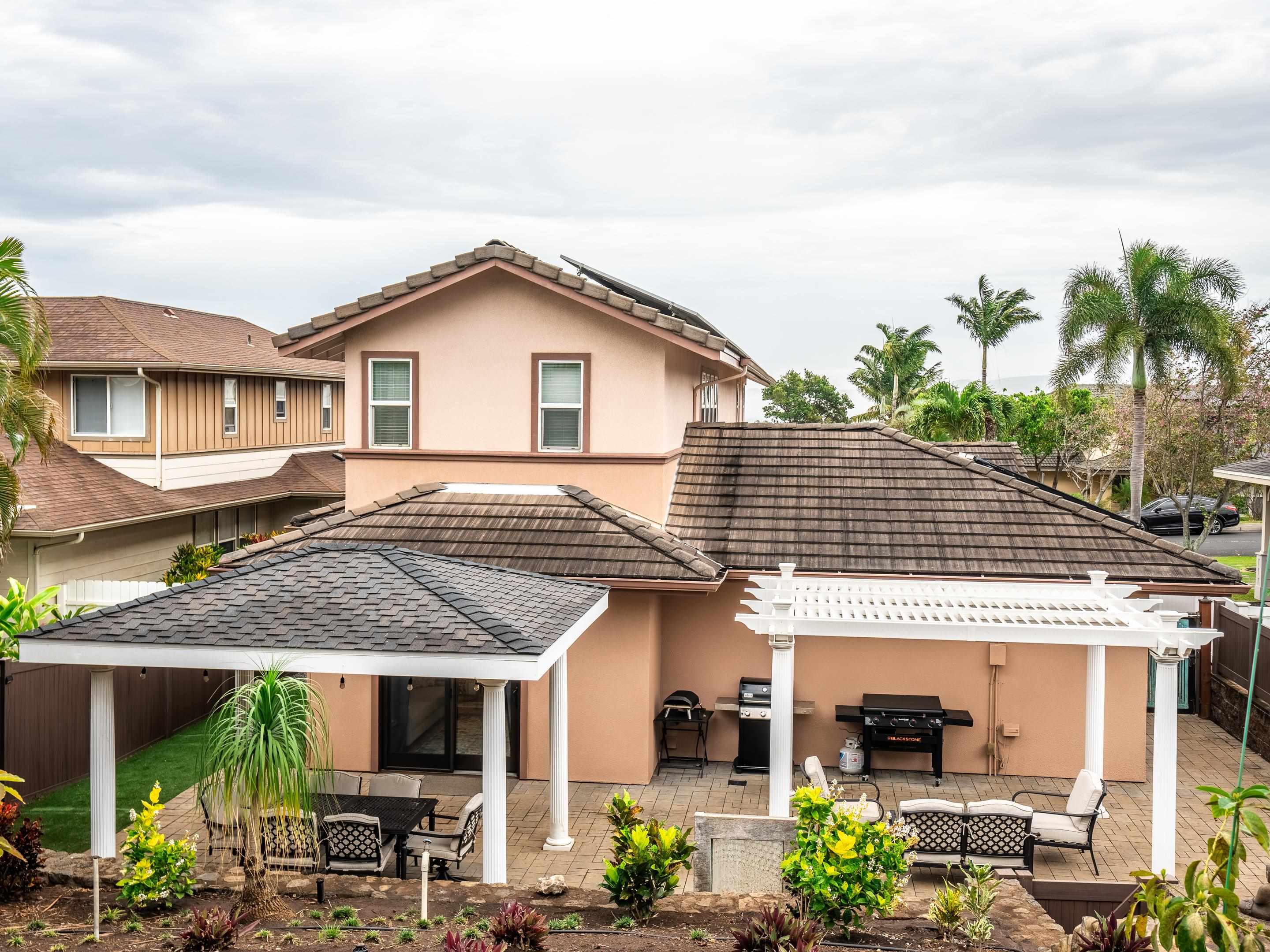 42 Maunaleo Place Wailuku, HI 96793 - Photo 30 of 36 a view of a house with sitting area and furniture