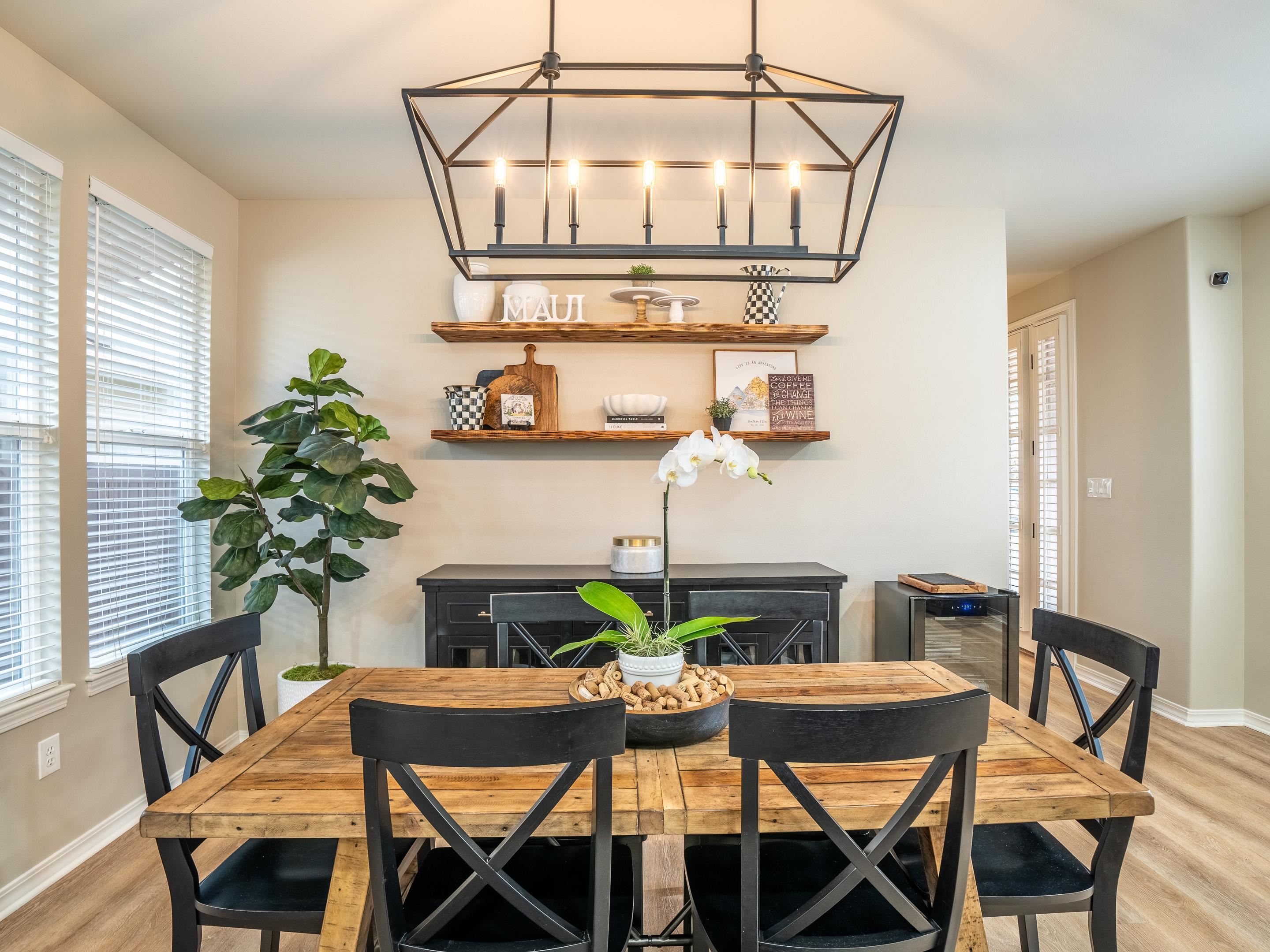 42 Maunaleo Place Wailuku, HI 96793 - Photo 8 of 36 a view of a dining room with furniture and a chandelier