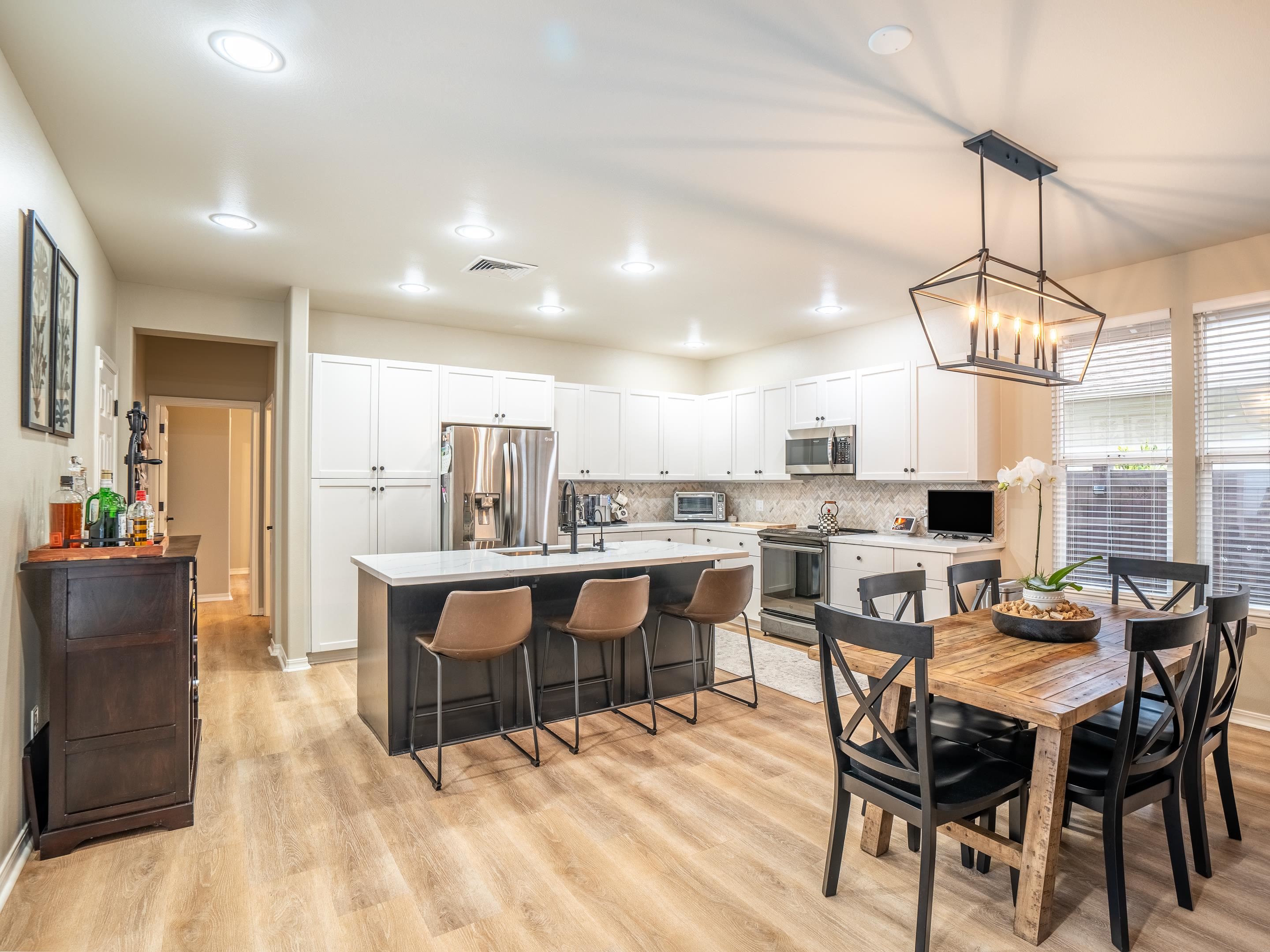 42 Maunaleo Place Wailuku, HI 96793 - Photo 10 of 36 a view of a dining room with furniture window and wooden floor