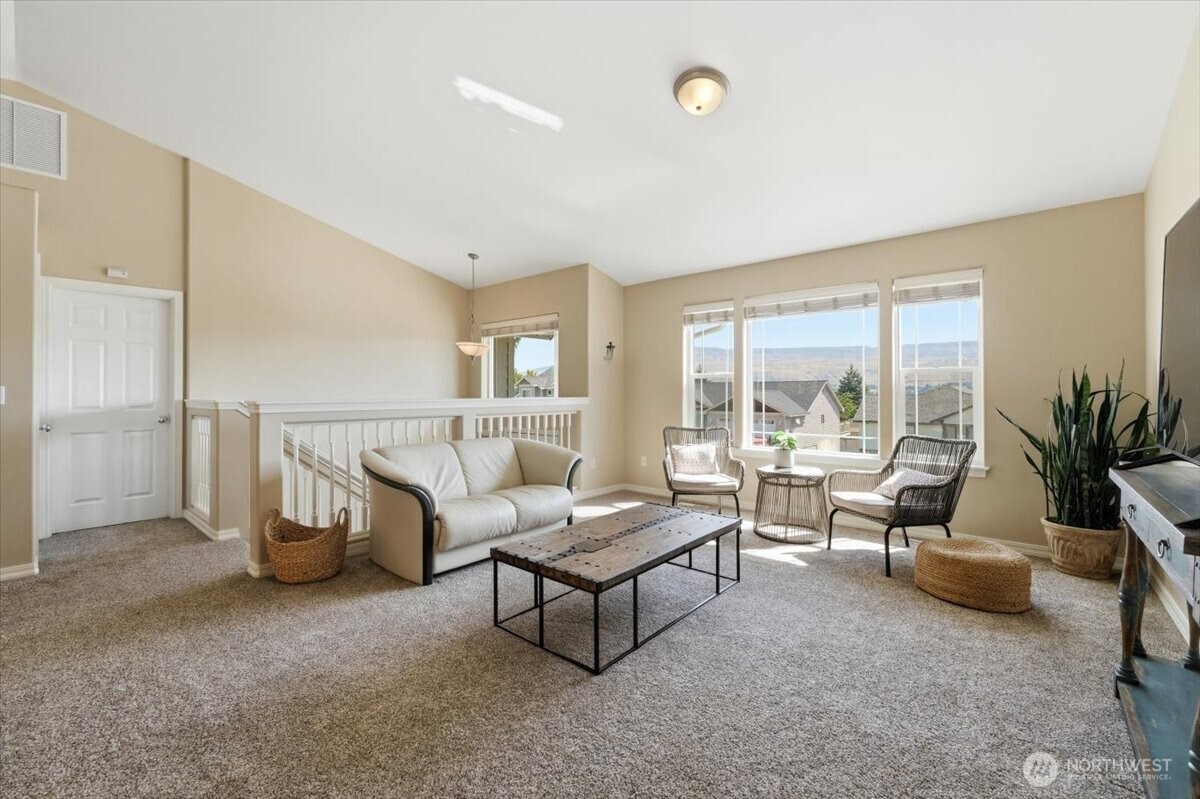 2132 West Honeysett Road Wenatchee, WA 98801 - Photo 4 of 38