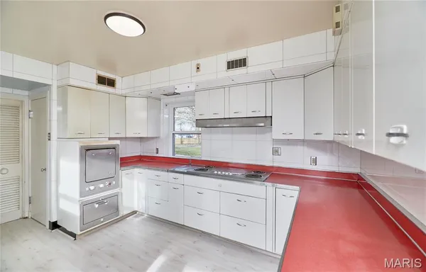 $440,000 | 84-86 Bellerive Acres, St. Louis, MO 63121