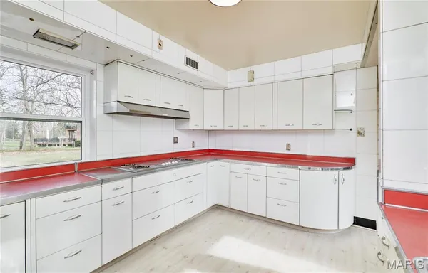 $440,000 | 84-86 Bellerive Acres, St. Louis, MO 63121
