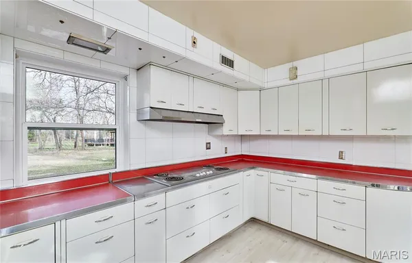 $440,000 | 84-86 Bellerive Acres, St. Louis, MO 63121