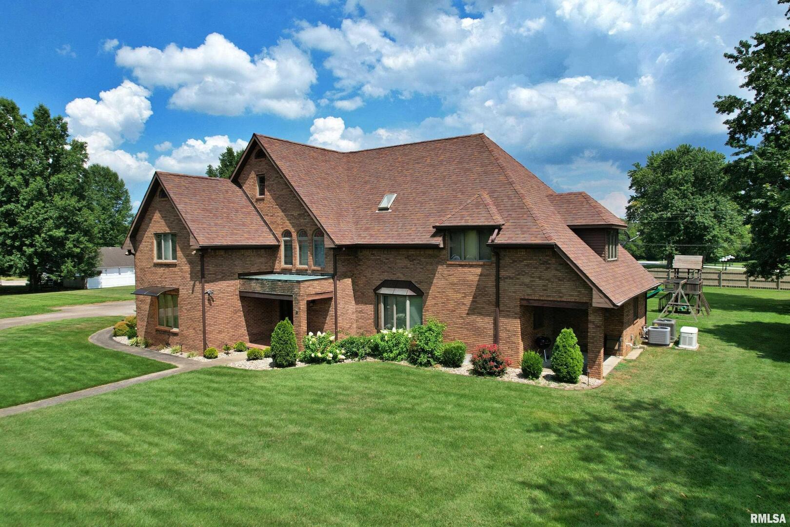 9 Brian Drive Metropolis, IL 62960 - Photo 4 of 71 a view of a yard in front of house