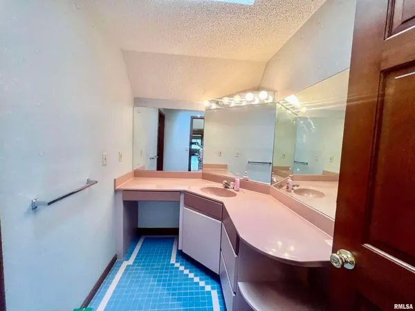 $315,000 | 9 Brian Drive, Metropolis, IL 62960