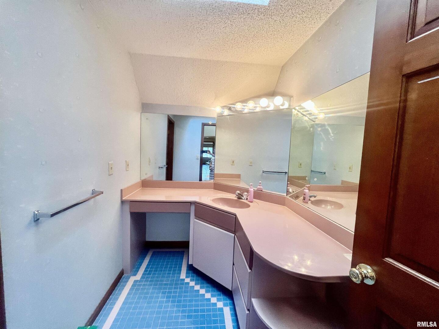 9 Brian Drive Metropolis, IL 62960 - Photo 47 of 71 a bathroom with a tub a sink and mirror