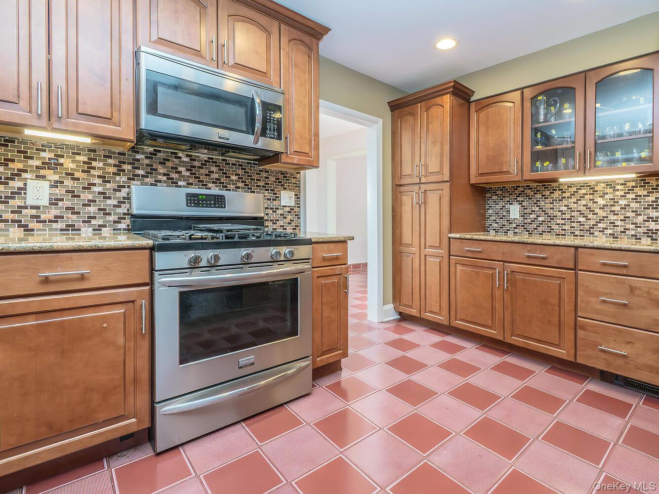 2 Stonytown Road Manhasset, NY 11030 - Photo 11 of 39