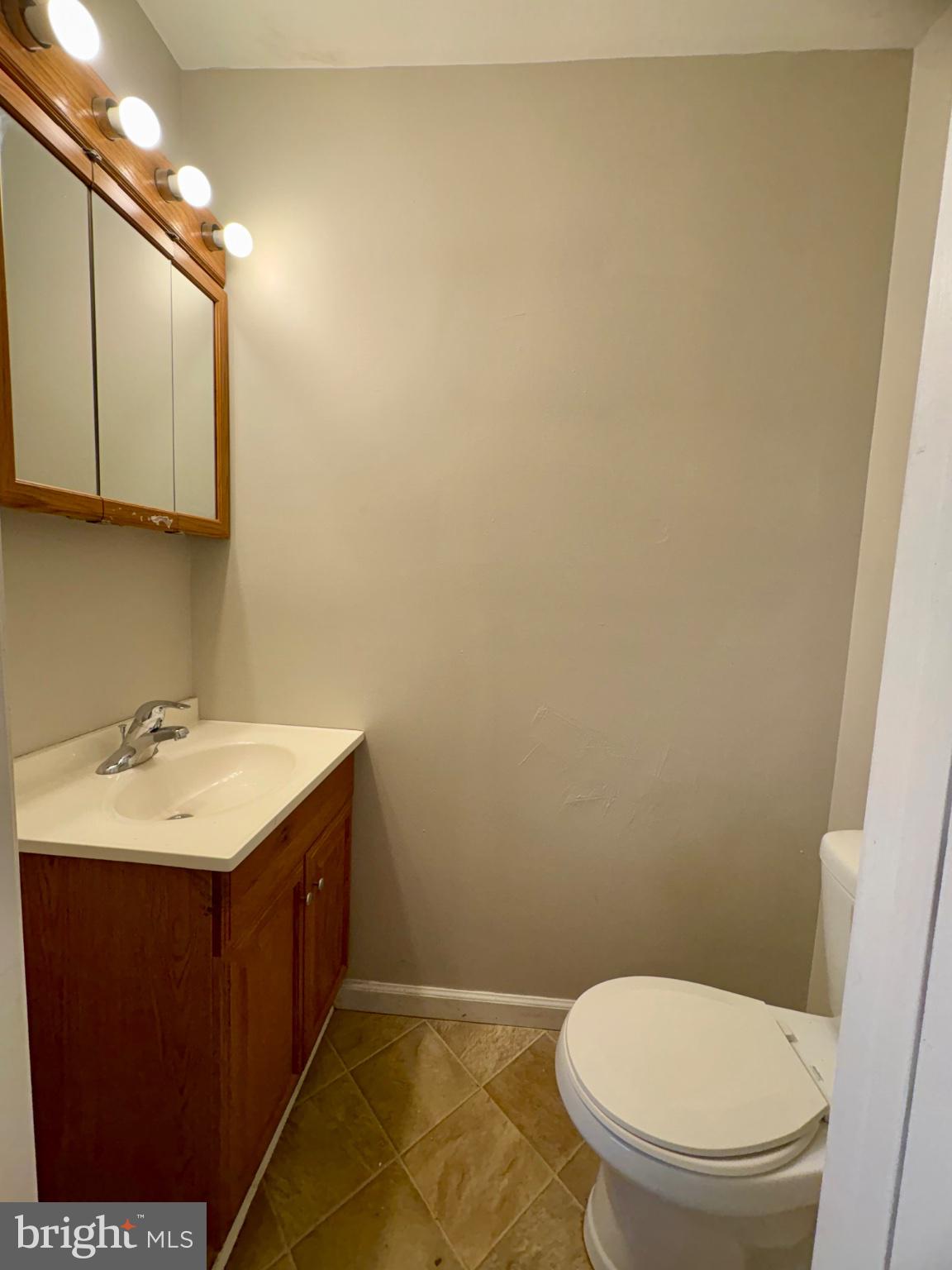 257 West Jackson Street York, PA 17401 - Photo 11 of 27 a bathroom with a toilet a sink and mirror