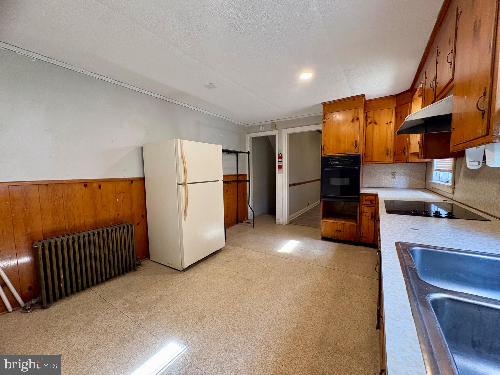 257 West Jackson Street York, PA 17401 - Photo 10 of 27 a view of kitchen and refrigerator