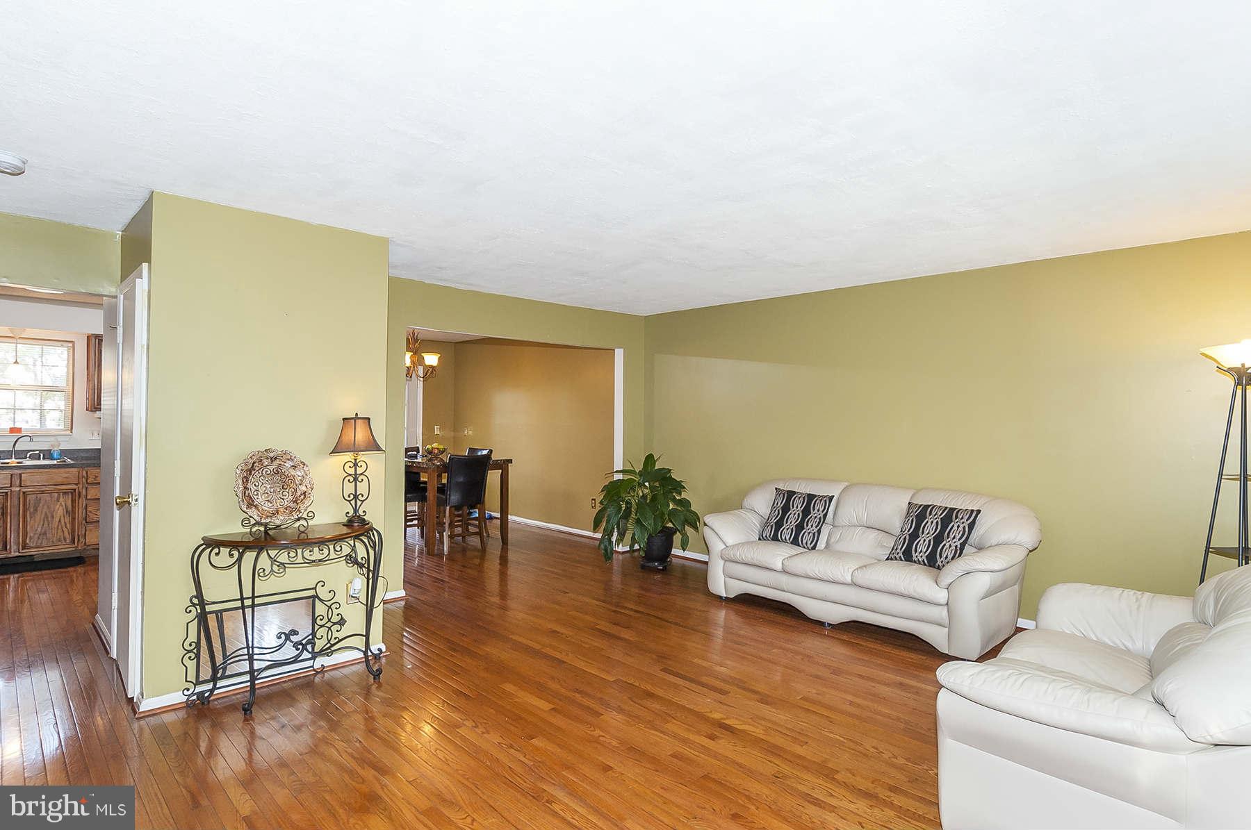 6992 Rockfield Road Baltimore, MD 21244 - Photo 3 of 23 Living Room