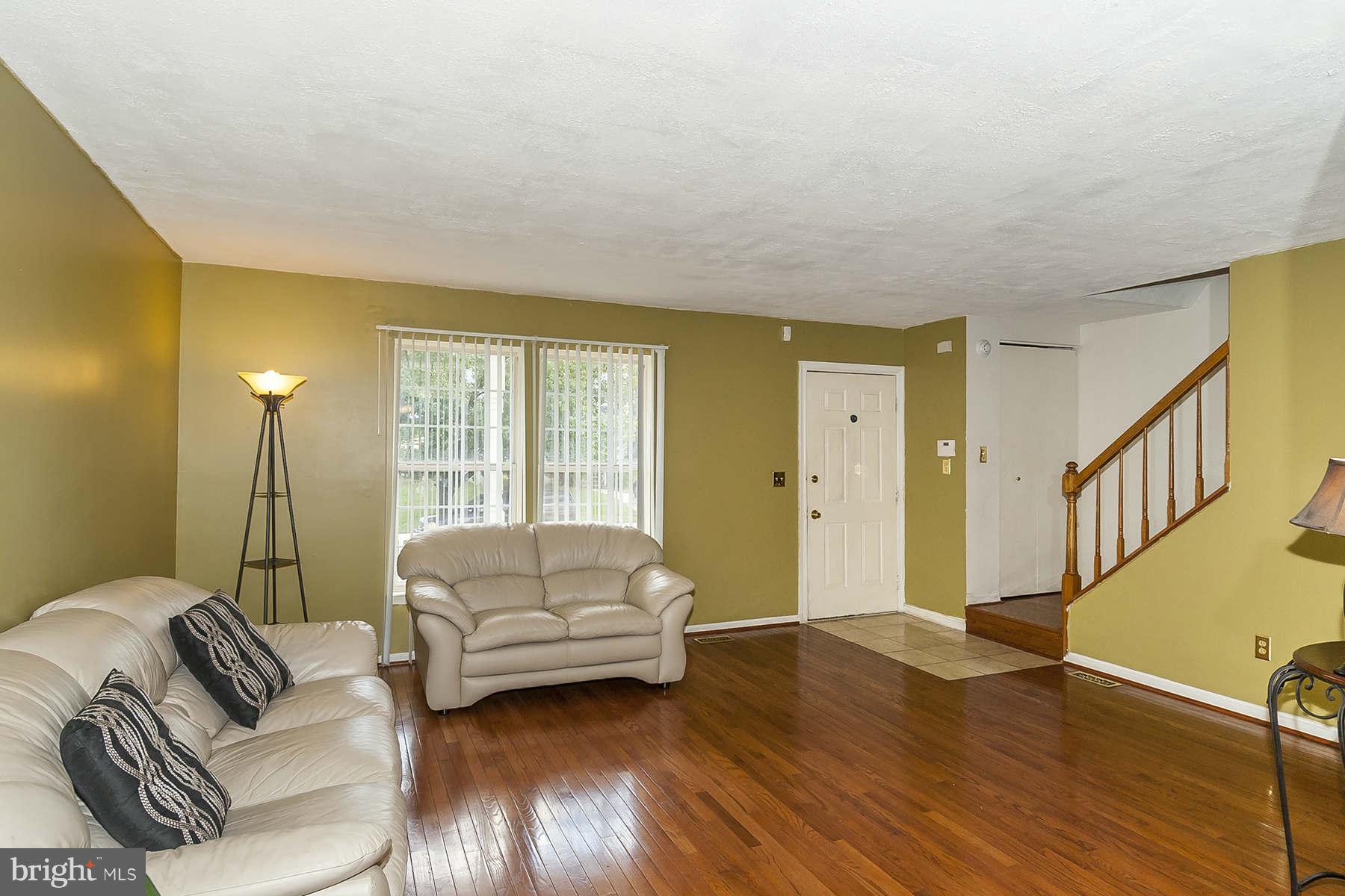 6992 Rockfield Road Baltimore, MD 21244 - Photo 4 of 23 Living Room