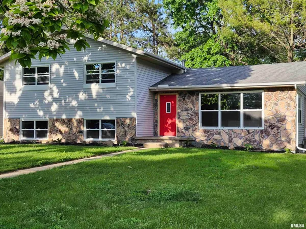 $284,900 | 716 North Trade Wind Drive, Peoria, IL 61604