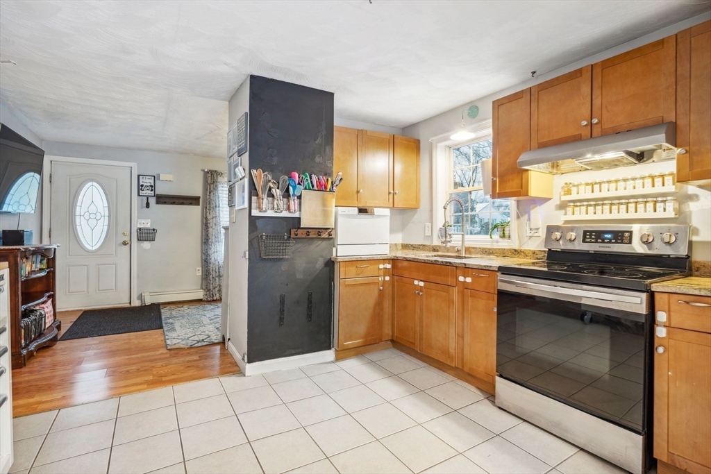 8 Caesar Place Billerica, MA 01821 - Photo 6 of 27 Gallery Image 6