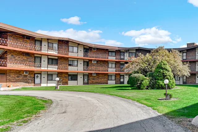 $85,000 | 2306 Holiday Terrace, Unit 163, Lansing, IL 60438